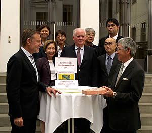 寄付金引き渡し